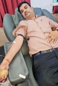 खाकी का मानवीय चेहरा: आरक्षक निखिल श्रीवास्तव ने रक्तदान कर बचाई महिला की जान, एसपी ने किया पुरस्कृत WhatsApp Image 2026 05 21 at 21.21.38