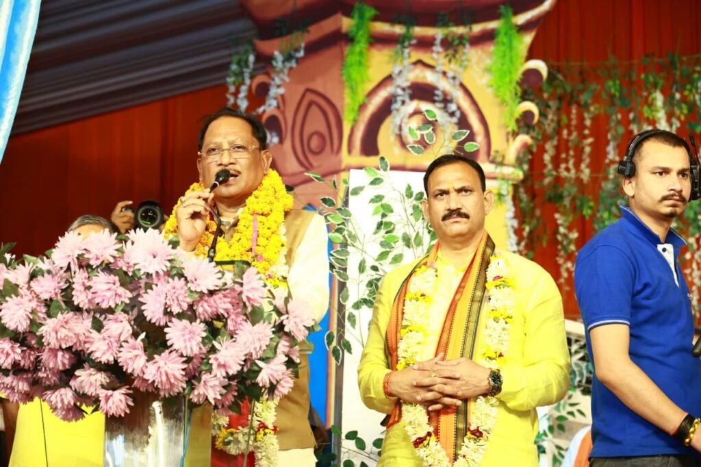 चिरमिरी में राममय हुआ वातावरण, मुख्यमंत्री विष्णु देव साय ने श्रीराम कथा में लिया आशीर्वाद WhatsApp Image 2026 05 22 at 16.40.02