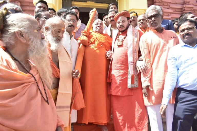 चिरमिरी के श्री श्री जगन्नाथ स्वामी मंदिर पहुंचे जगद्गुरु श्री रामभद्राचार्य जी महाराज पूजा-अर्चना कर लिया आशीर्वाद WhatsApp Image 2026 05 23 at 15.22.53