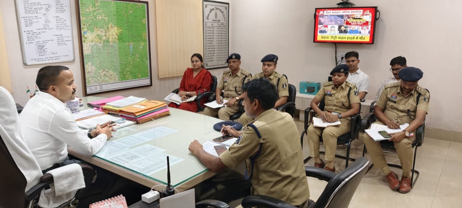 धमतरी पुलिस की बड़ी बैठक: एसपी सूरज सिंह परिहार ने बेसिक पुलिसिंग और कानून व्यवस्था को मजबूत करने के दिए कड़े निर्देश WhatsApp Image 2026 05 24 at 17.24.59