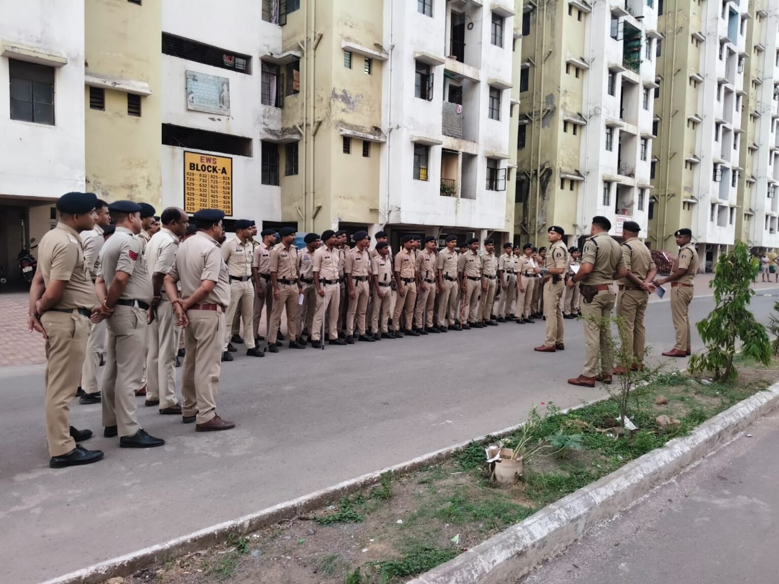 इंद्रप्रस्थ कॉलोनी में पुलिस की बड़ी दबिश: 138 मकानों में सघन चेकिंग, एक चोरी की बाइक बरामद और किरायेदारों के सत्यापन की दी हिदायत WhatsApp Image 2026 05 24 at 18.21.48
