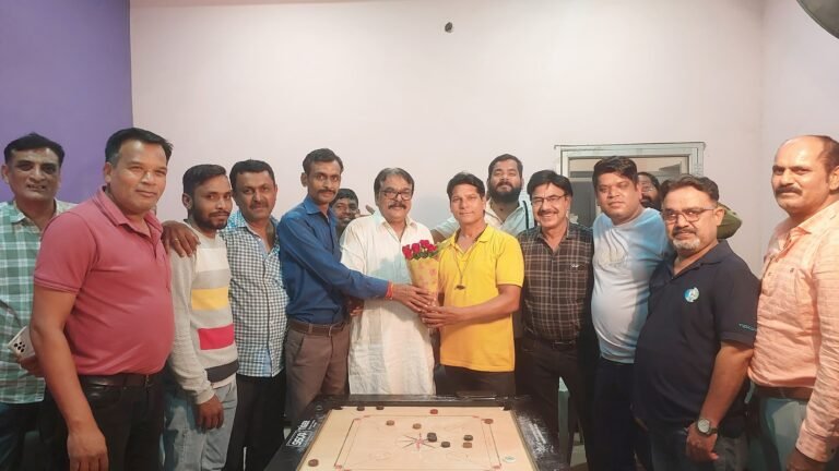 रायपुर। वरिष्ठ पत्रकार अनिल पुसदकर को भारती श्रमजीवी पत्रकार संघ छत्तीसगढ़ इकाई का प्रदेश अध्यक्ष नियुक्त किए जाने पर रायपुर प्रेस क्लब में प्रिंट एवं इलेक्ट्रॉनिक मीडिया से जुड़े रिपोर्टर एवं कैमरामैन साथियों द्वारा पुष्पगुच्छ भेंट कर उनका भव्य स्वागत एवं सम्मान किया गया। WhatsApp Image 2026 05 27 at 17.25.22
