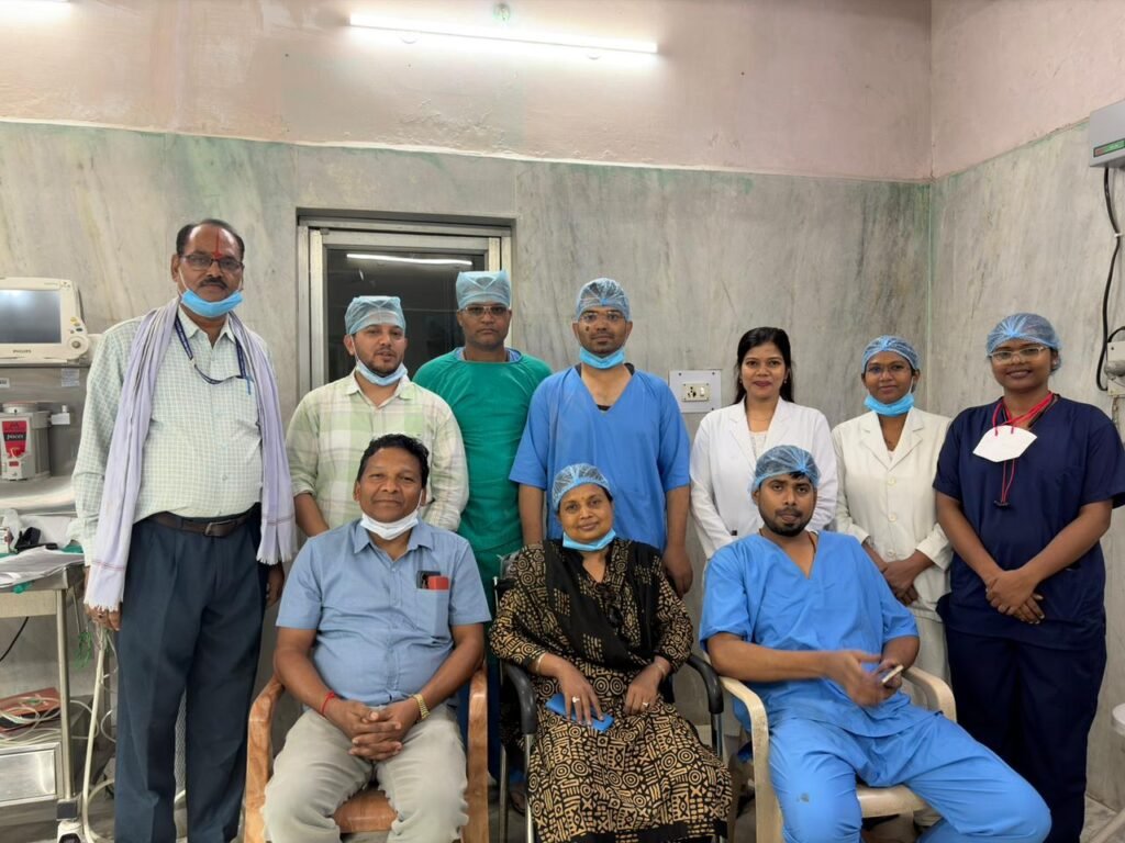 *चिकित्सकों की दक्षता ने बचाई 67 वर्षीय महिला ब 22 वर्षीय युवक की जान, भाई की सलाह पर महिला को गंभीर हालत में मनेंद्रगढ़ लाए थे परिजन* WhatsApp Image 2026 05 31 at 15.57.32