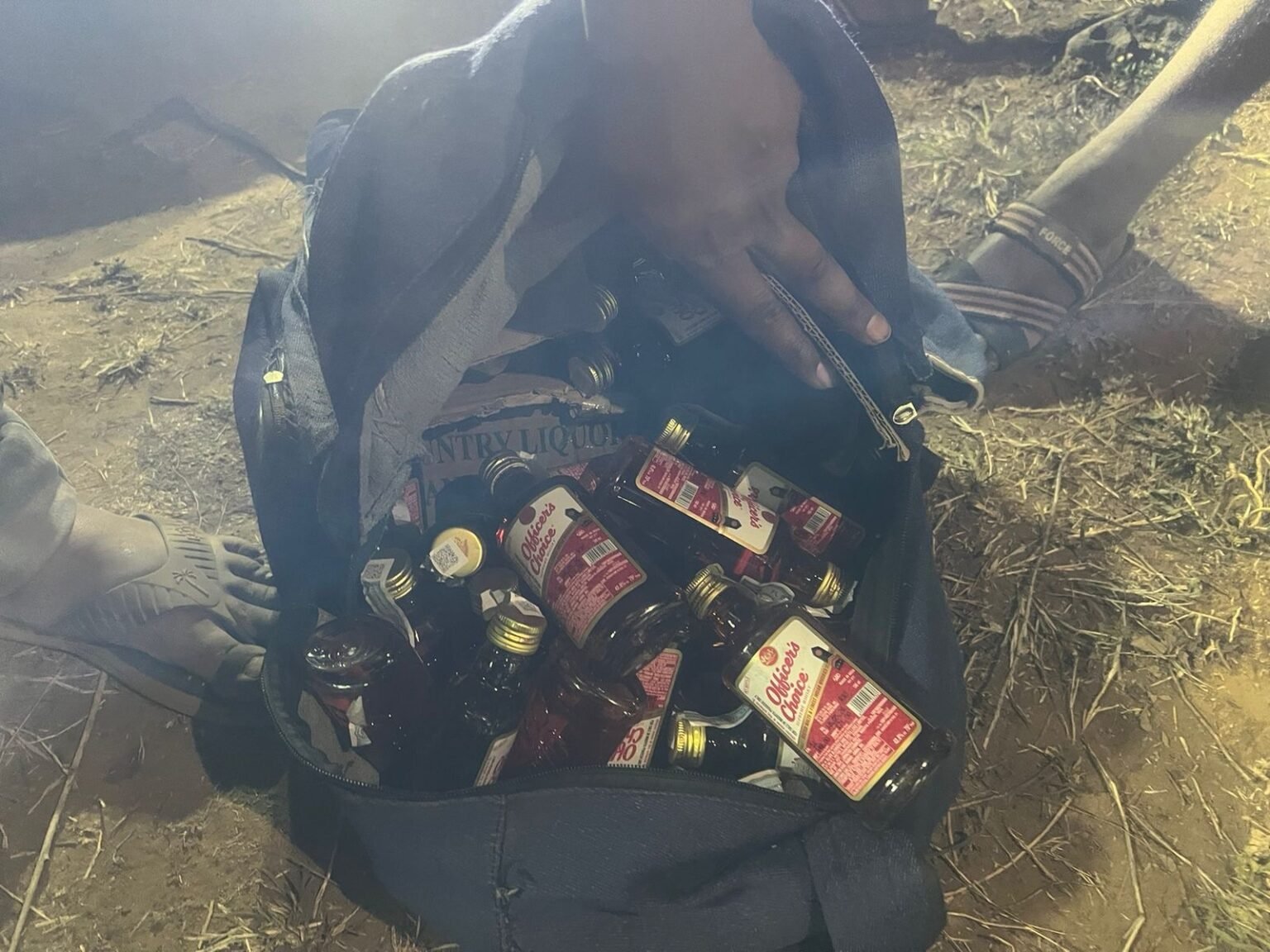 दमुआ पुलिस की बड़ी कार्रवाई: 62 लीटर अवैध शराब सहित आरोपी गिरफ्तार, साथी फरार ce498cf2 c527 4e00 adf5 81dd9605beb1