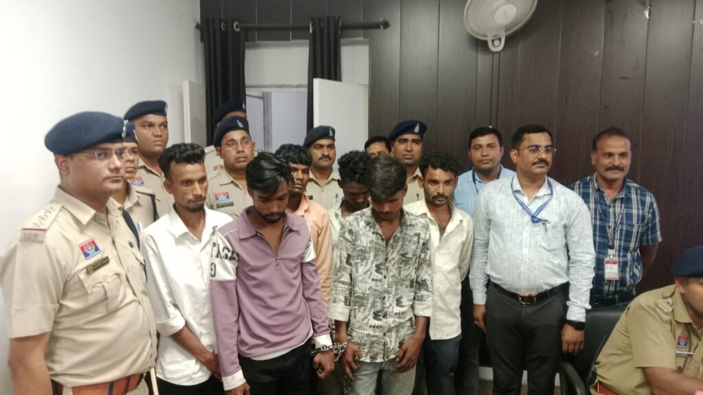 बिलासपुर मे हुई लूट व चैन स्नैचिंग का एसएसपी रजनेश सिंह ने किया खुलासा.. 1 39d12d54 aaf4 44bc baee b34b99f5e246