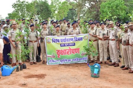 *गरियाबंद पुलिस अधीक्षक के द्वारा आज जनरल परेड के बाद, पुलिस लाइन में विश्व पर्यावरण दिवस के अवसर पर समस्त अधिकारी/कर्मरियों के द्वारा रोपे गए छायादार व फलदार पौधे।* WhatsApp Image 2026 06 05 at 14.23.04