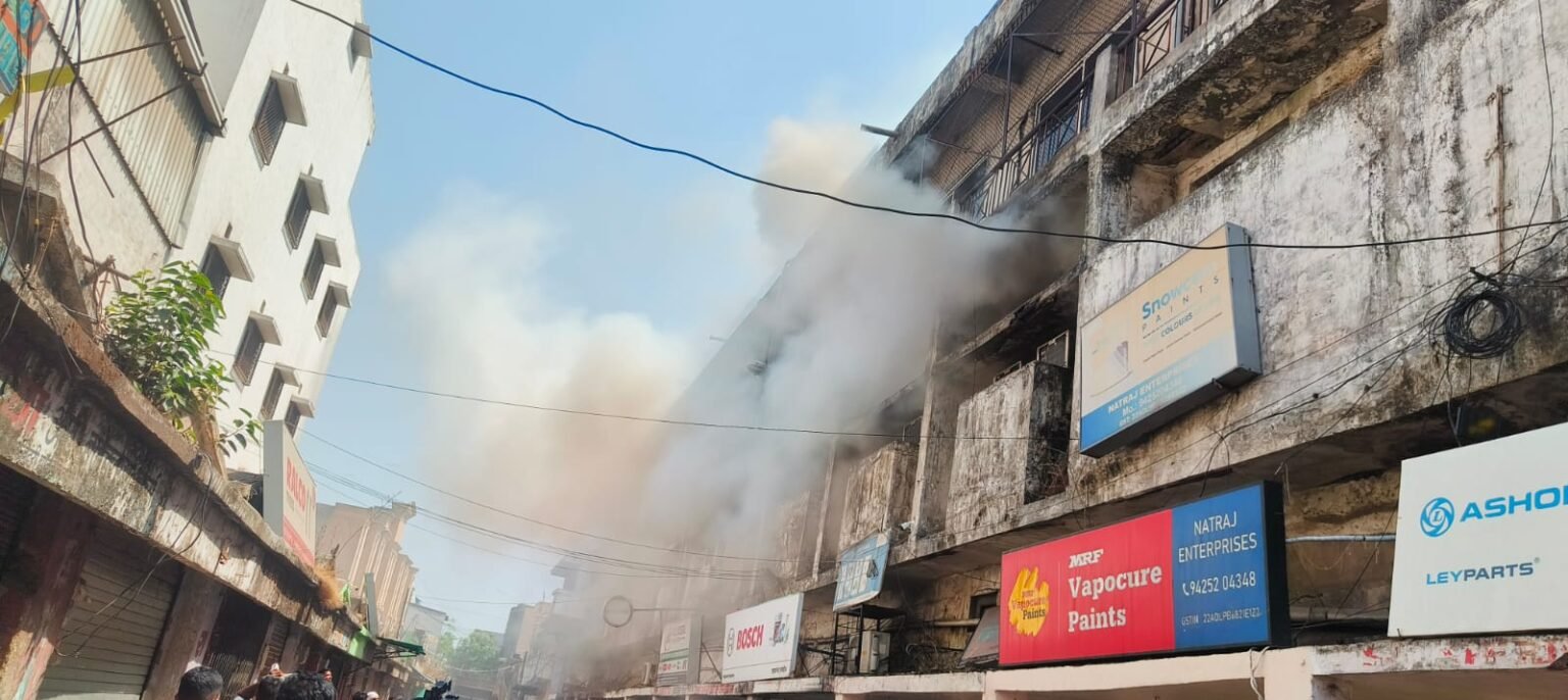 रायपुर में सेंट्रल बैंक के जोनल ऑफिस में लगी भीषण आग, सूझबूझ से पाया गया काबू WhatsApp Image 2026 06 06 at 13.41.44