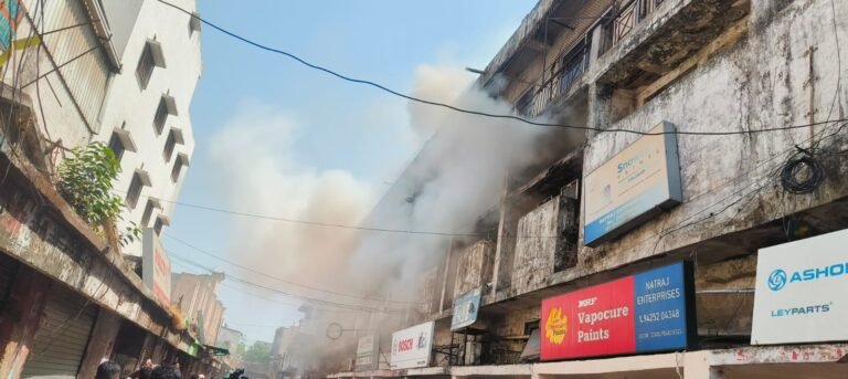 रायपुर में सेंट्रल बैंक के जोनल ऑफिस में लगी भीषण आग, सूझबूझ से पाया गया काबू WhatsApp Image 2026 06 06 at 13.41.44
