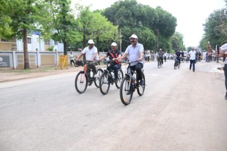 *उप मुख्यमंत्री श्री अरुण साव ने सायकल चलाकर फिट रहने और पर्यावरण संरक्षण का दिया संदेश* WhatsApp Image 2026 06 07 at 12.16.02