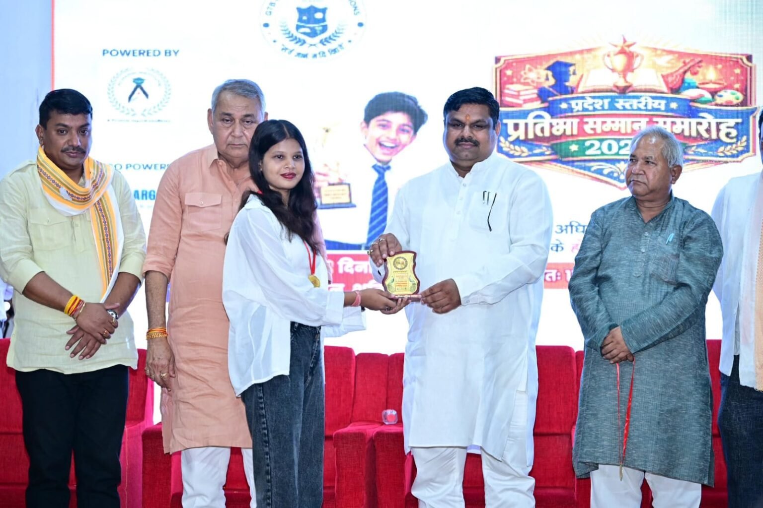 *दसवी और बारहवी के बच्चों का हुआ शिक्षा मंत्री द्वारा सम्मान* WhatsApp Image 2026 06 07 at 13.55.15