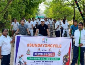 धमतरी पुलिस की अनूठी पहल: ‘Sunday On Cycle’ रैली निकाल कर दिया सेहत और पर्यावरण संरक्षण का संदेश WhatsApp Image 2026 06 07 at 16.15.30