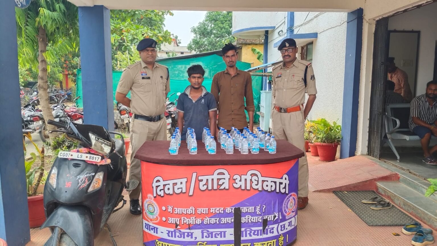 *गरियाबदं पुलिस द्वारा 7.380 लीटर देषी मदिरा शराब के साथ दो आरोपी को किया गया, गिरफ्तार।* WhatsApp Image 2026 06 08 at 17.31.41