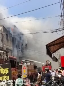*रायपुर में भीषण आग: मौदहापारा की ऑटोमोबाइल दुकान में मचा हड़कंप, पुलिस और फायर ब्रिगेड मौके पर* WhatsApp Image 2026 06 11 at 15.11.32