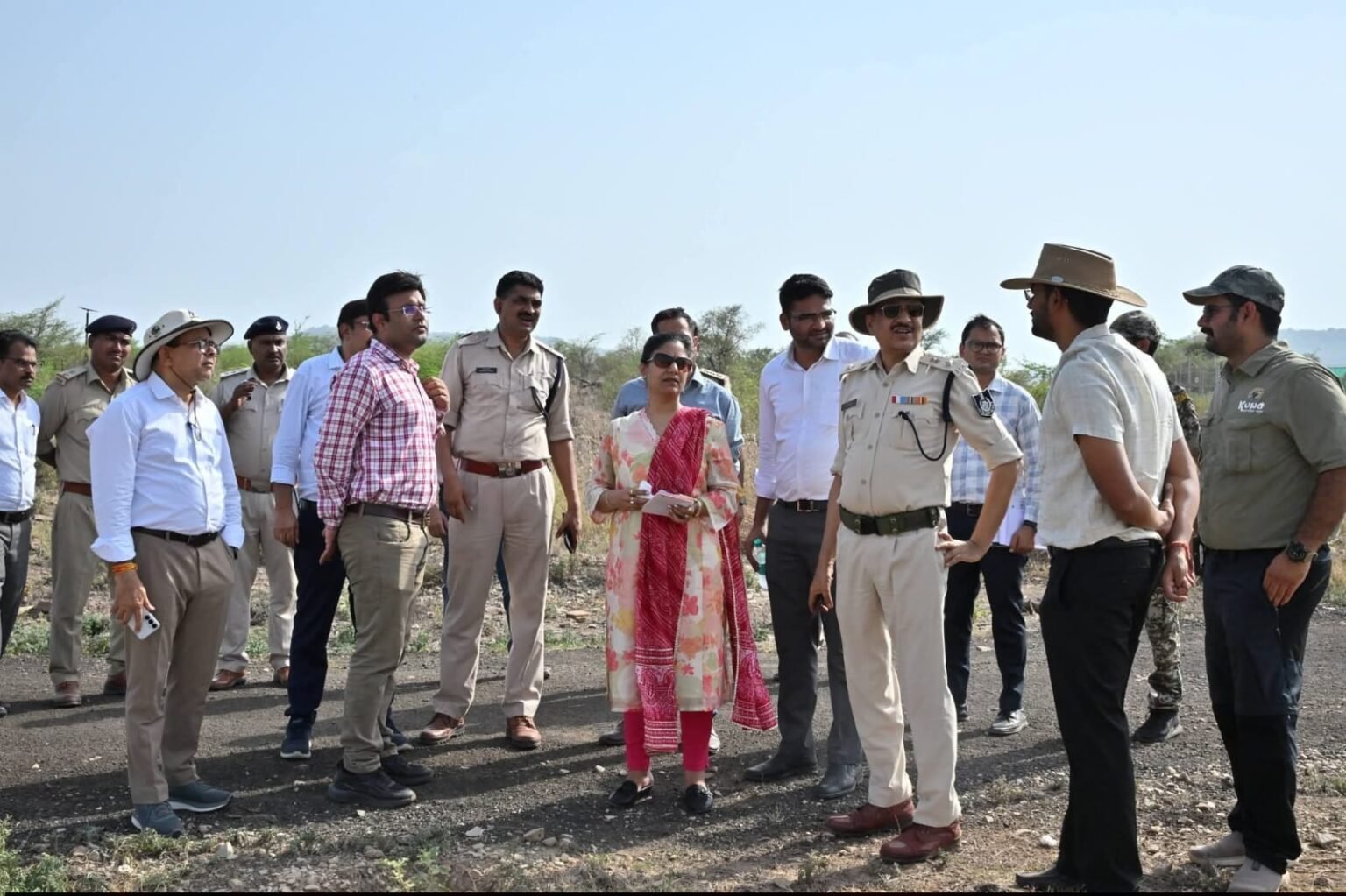 कूनो पहुंचे कलेक्टर- एसपी, हेलीपेड सहित सुरक्षा व्यवस्थाओ का लिया जायजा WhatsApp Image 2026 06 12 at 12.17.09