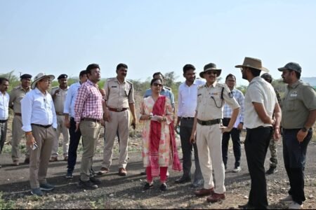 कूनो पहुंचे कलेक्टर- एसपी, हेलीपेड सहित सुरक्षा व्यवस्थाओ का लिया जायजा WhatsApp Image 2026 06 12 at 12.17.09