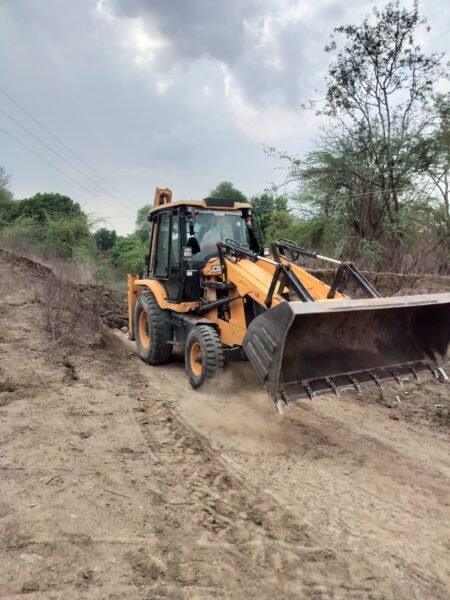 *विजयराघवगढ़ पुलिस ने चलवाई जेसीबी रास्तों को किया बंद* WhatsApp Image 2026 06 14 at 16.12.22