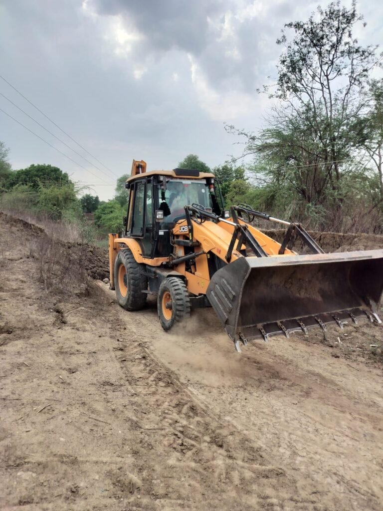 *विजयराघवगढ़ पुलिस ने चलवाई जेसीबी रास्तों को किया बंद* WhatsApp Image 2026 06 14 at 16.12.22