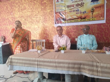 *राष्ट्रीय कवि संगम का सम्मान समारोह और काव्य गोष्ठी संपन्न, बिलासपुर और बालोद जिला इकाइयां सम्मानित* WhatsApp Image 2026 06 15 at 12.57.50
