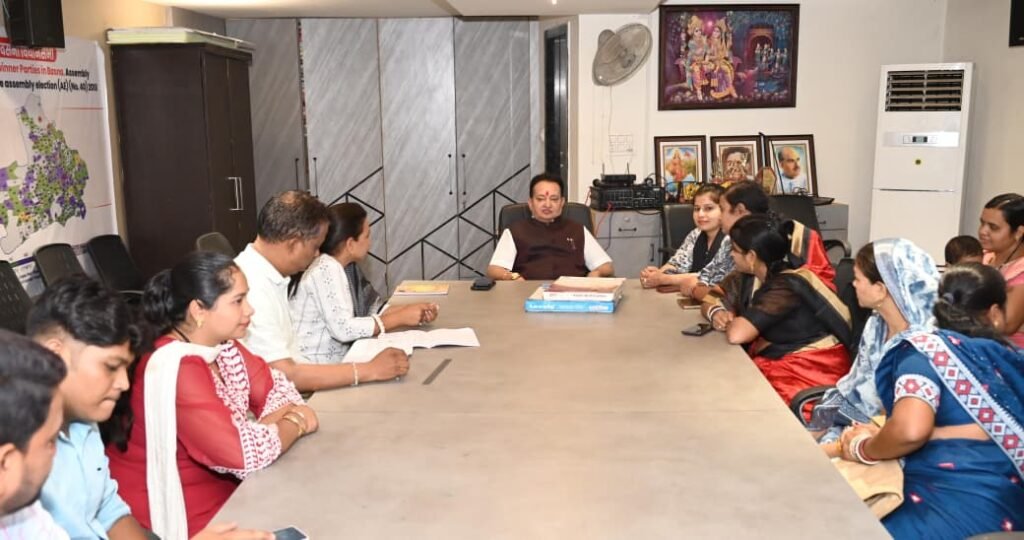 *बसना विधायक कार्यालय में जिला स्तरीय महिला सम्मेलन हेतु विशेष बैठक संपन्न, विधायक डॉ. संपत अग्रवाल ने रूपरेखा तैयार कर दिए आवश्यक निर्देश* WhatsApp Image 2026 06 15 at 14.41.35