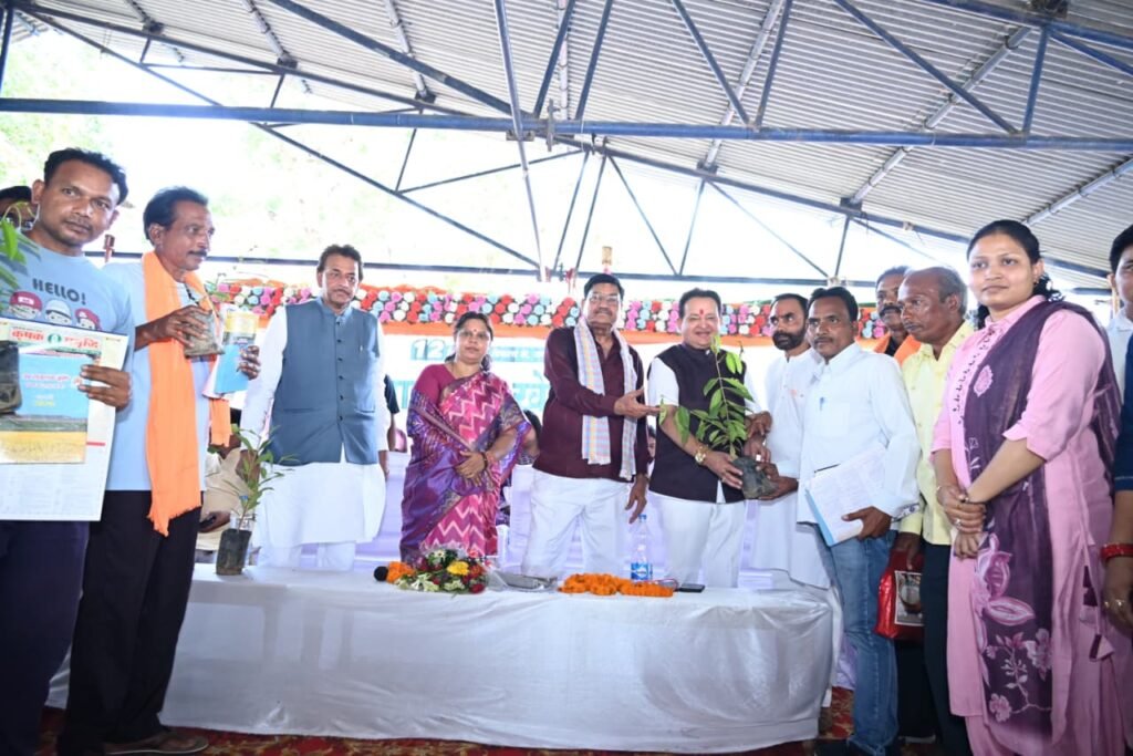 बागबाहरा में प्राकृतिक खेती कार्यशाला: प्रभारी मंत्री दयाल दास, सांसद रूपकुमारी और विधायक डॉ. संपत अग्रवाल ने दिया धरती मां को बचाने का संदेश WhatsApp Image 2026 06 15 at 17.42.36