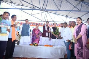बागबाहरा में प्राकृतिक खेती कार्यशाला: प्रभारी मंत्री दयाल दास, सांसद रूपकुमारी और विधायक डॉ. संपत अग्रवाल ने दिया धरती मां को बचाने का संदेश WhatsApp Image 2026 06 15 at 17.42.36