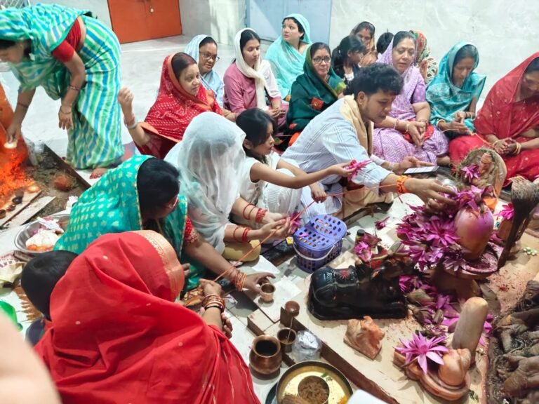 *कमल पुष्पों से सजे पिपलेश्वर महादेव, हुआ भव्य अर्चन* WhatsApp Image 2026 06 16 at 07.39.37