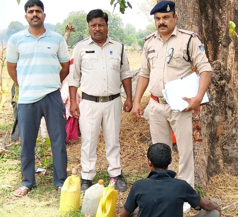 ढीमरखेड़ा पुलिस ने अवैध हाथ भट्टी महुआ शराब बनाने वालों पर की ताबड़तोड़ कार्रवाई WhatsApp Image 2026 06 17 at 11.48.43