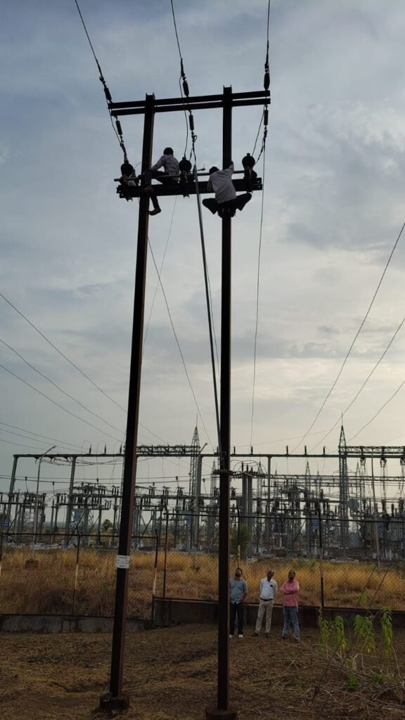 तेंदूखेड़ा में बिजली कर्मियों की सुरक्षा पर सवाल, बिना सुरक्षा उपकरणों के कर रहे जोखिम भरा काम WhatsApp Image 2026 06 17 at 14.16.22