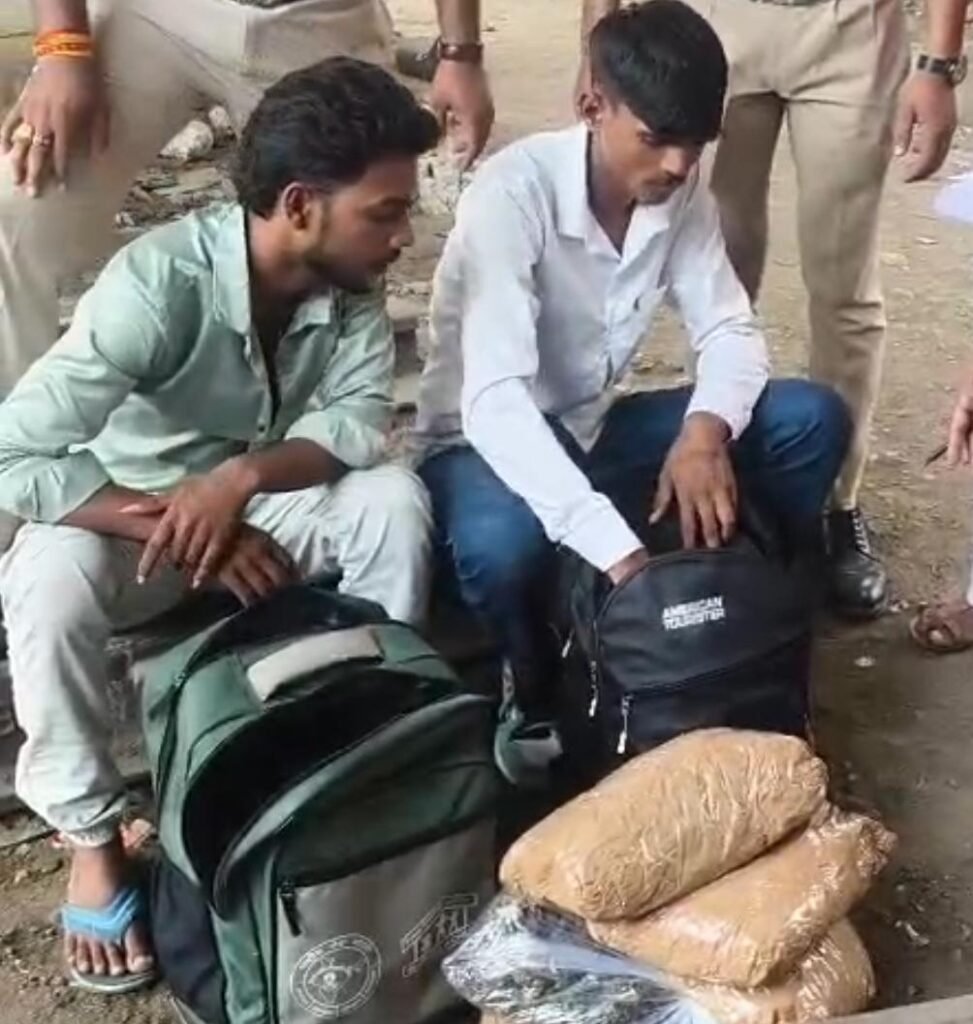 रायपुर पुलिस की बड़ी कार्रवाई: तीन थानों की घेराबंदी में 13 किलो से अधिक गांजे के साथ 4 तस्कर गिरफ्तार WhatsApp Image 2026 06 17 at 18.35.18