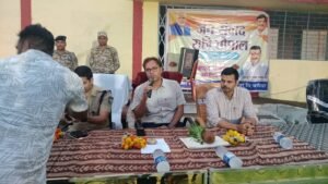 *कलेक्टर ने बचैया गांव में रात्रिकालीन चौपाल में ग्रामीणों से किया संवाद* WhatsApp Image 2026 06 19 at 07.36.13