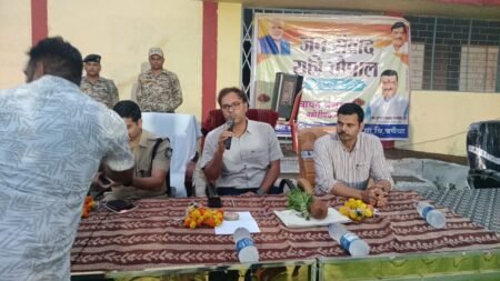 *कलेक्टर ने बचैया गांव में रात्रिकालीन चौपाल में ग्रामीणों से किया संवाद* WhatsApp Image 2026 06 19 at 07.36.13