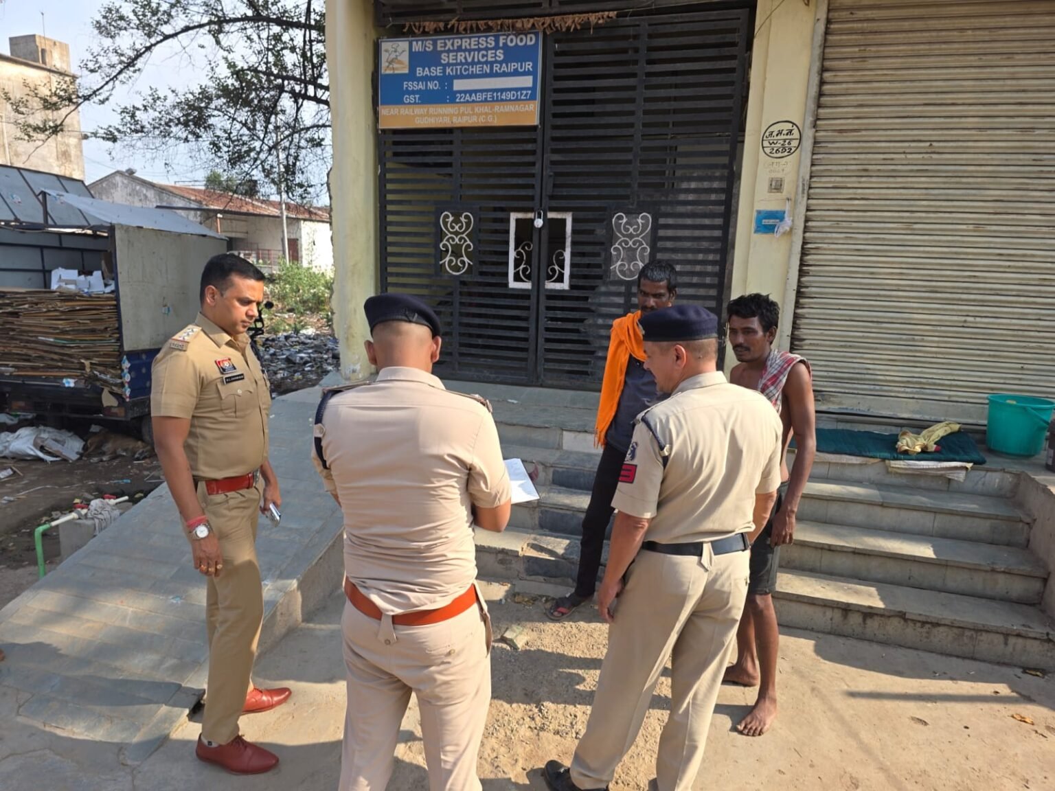 रायपुर में पुलिस का विशेष अभियान: मुसाफिरों और संदिग्धों की सघन चेकिंग WhatsApp Image 2026 06 19 at 16.24.24