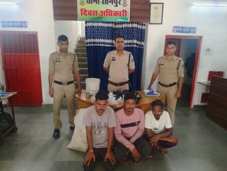 सावधान शराब कोचिये! रतनपुर पुलिस घर में घुसकर कर रही गिरफ्तारी | 3 पकड़े गए, सीधे जेल* WhatsApp Image 2026 06 22 at 18.21.25