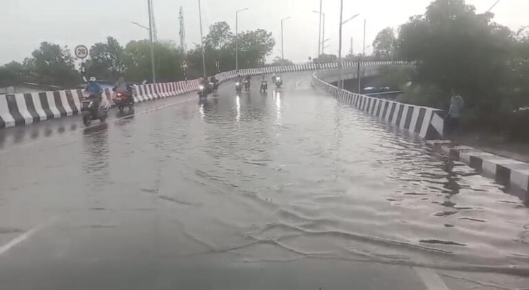 पहली ही बारिश में बह गई करोड़ों के ओवरब्रिज की गुणवत्ता WhatsApp Image 2026 06 29 at 21.44.00
