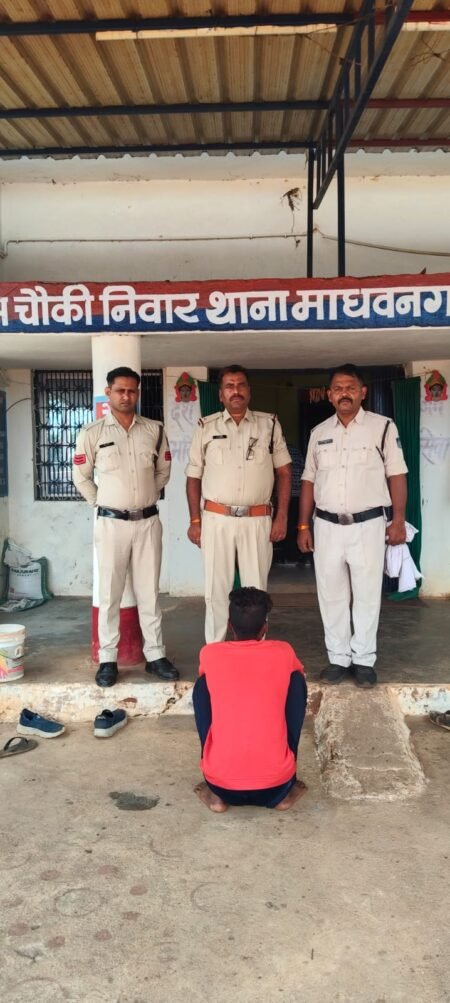 चौकी निवार थाना माधवनगर पुलिस ने 17 वर्षीय अपहृत नाबालिक बालिका को दस्तयाब कर परिजनों के चेहरे पर लौटाई मुस्कान WhatsApp Image 2026 06 29 at 23.11.17