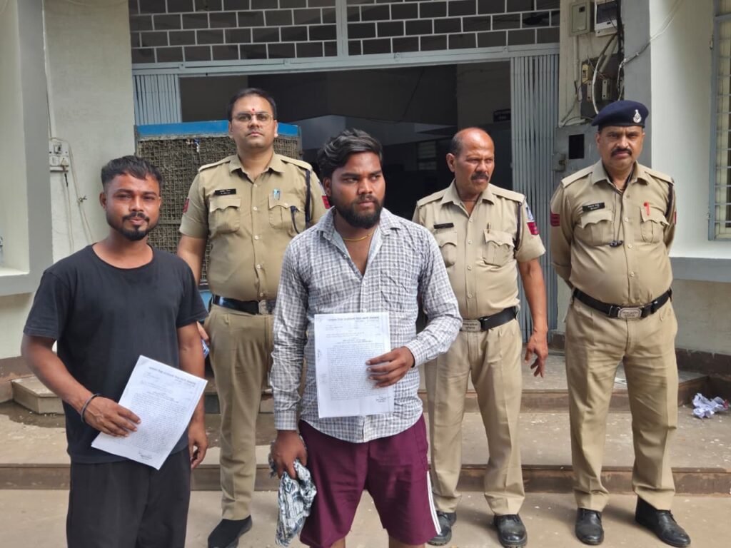 जिलाबदरकेदोआरोपियोंकोकुठलापुलिसनेजिलाकटनीसहितसीमावर्तीजिलोंकेबाहरकियानिष्कासित b99827fc 4fc9 4014 82b2 5840e3eafce8