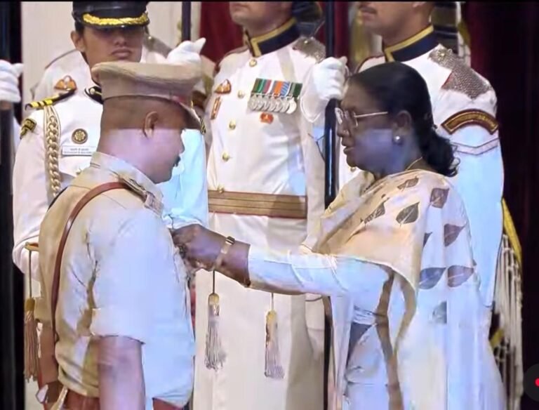 महामहिम राष्ट्रपति ने कांकेर के दो वीर पुलिस अधिकारियों को ‘शौर्य चक्र’ से किया सम्मानित bc7f2514 8740 4cb7 853f fa589a4a3b85