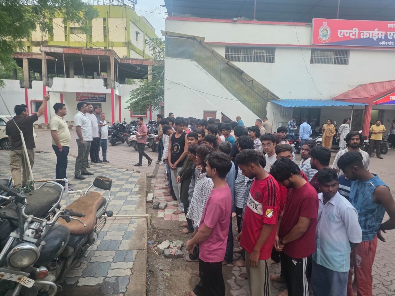 रायपुर पुलिस का बड़ा एक्शन: आधी रात को सड़कों पर उतरी टीमें, 60 संदिग्धों की धरपकड़, नशीले पदार्थ बरामद f4c3a142 e5d5 4d14 9164 becbfd8ea2d6