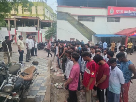 रायपुर पुलिस का बड़ा एक्शन: आधी रात को सड़कों पर उतरी टीमें, 60 संदिग्धों की धरपकड़, नशीले पदार्थ बरामद f4c3a142 e5d5 4d14 9164 becbfd8ea2d6