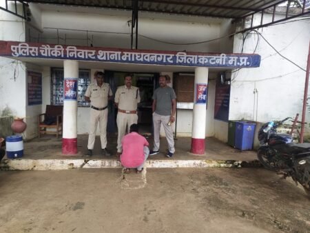 चौकी निवार थाना माधवनगर के द्वारा ऑटो चालक से शराब के लिए पैसे मांगने ब मारपीट करने बाला गिरफ्तार 0bddb038 037e 4dfe bbcb 57ffa137ed19