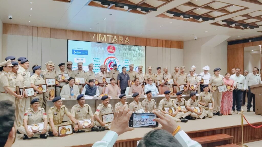 गरियाबंद पुलिस का बढ़ा मान, मुख्यमंत्री श्री विष्णु देव साय के हाथों 'पुलिस पत्रिका जज़्बा अवार्ड-2026' से सम्मानित हुए राजिम थाना प्रभारी निरीक्षक अमृत लाल साहू एवं उप निरीक्षक संजय सिंह क्षत्रिय, जिले के चार पुलिस कर्मियों ने बढ़ाया गौरव। 2 14d8c08a a9d9 4f15 a73a 6c9552afae74