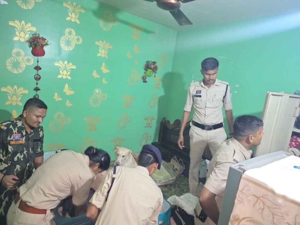 रायपुर में सुरक्षा व्यवस्था सुदृढ़ करने हेतु बीएसयूपी कॉलोनी लाभांडी में पुलिस का व्यापक चेकिंग अभियान 2 27c9e285 1731 4075 afd0 1c1067083495