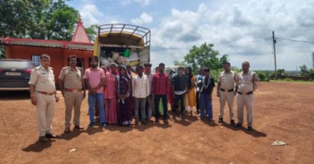 चौकी निवार थाना माधवनगर पुलिस द्वारा ओवरलोडिंग पर पुलिस का शिकंजा: 28 सवारियों से भरा पिकअप वाहन जप्त चेकिंग के दौरान । 1 33dccf37 edd1 43b1 a6f2 b72665d8b675