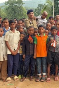 सुकमा पुलिस कप्तान ने संभाला मोर्चा: संवेदनशील कैंपों का जायजा ले बच्चों को बांटे चॉकलेट, ग्रामीणों से की सीधी बात 3d715c71 3294 4d57 a629 baa932e94656