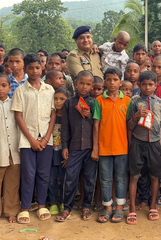 सुकमा पुलिस कप्तान ने संभाला मोर्चा: संवेदनशील कैंपों का जायजा ले बच्चों को बांटे चॉकलेट, ग्रामीणों से की सीधी बात 3d715c71 3294 4d57 a629 baa932e94656