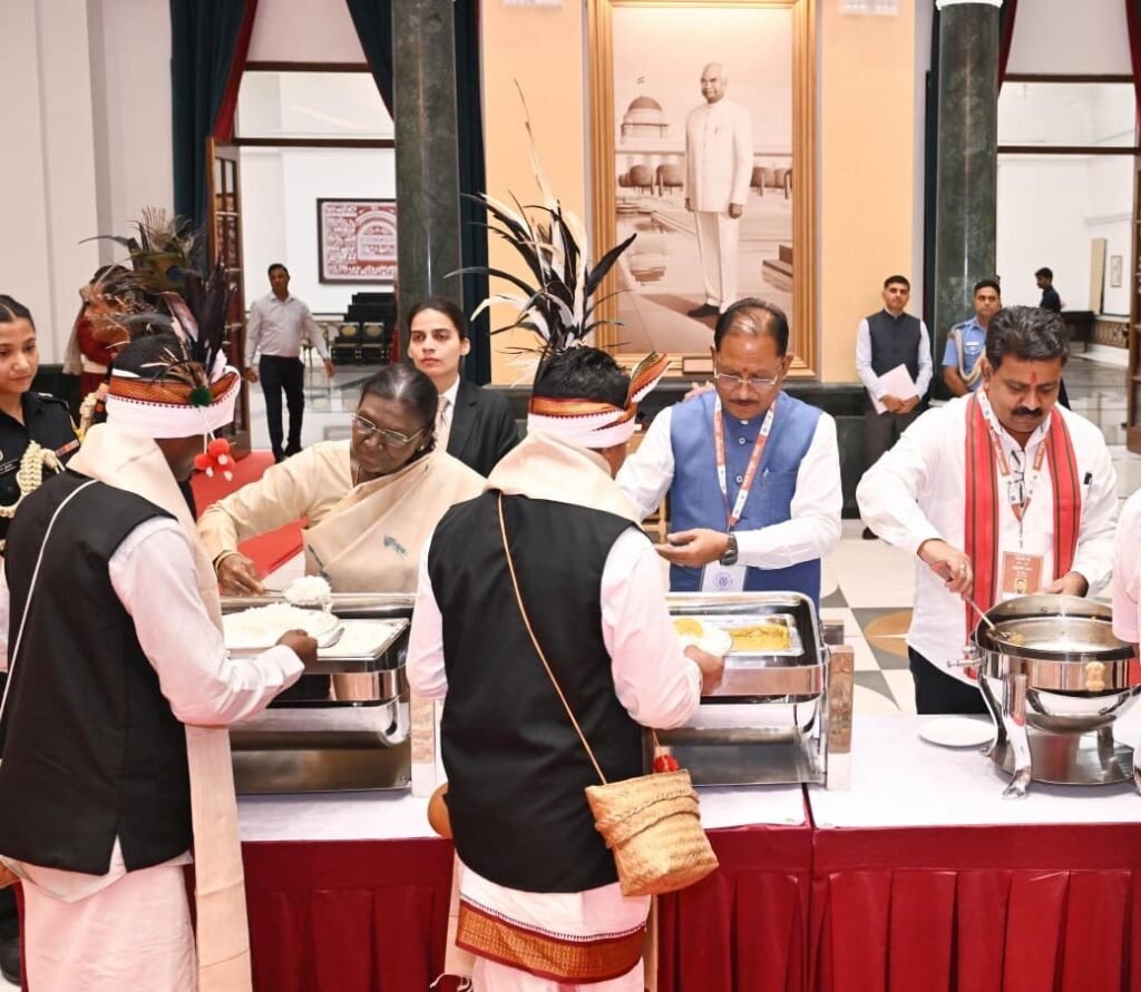 राष्ट्रपति भवन में दिखा बस्तर का सांस्कृतिक वैभव: 209 सदस्यीय प्रतिनिधिमंडल का हुआ आत्मीय स्वागत 3 492783a5 98ea 418d 8a1f f1dadf011f39