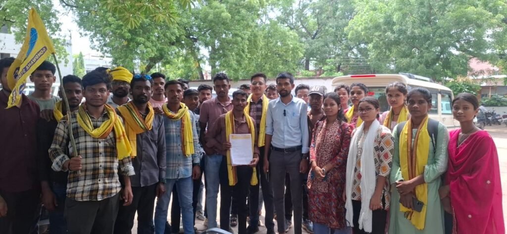 भर्ती में आरक्षण विसंगति, पेपर लीक और छात्रवृत्ति को लेकर भड़का आक्रोश; गोंडवाना स्टूडेंट्स यूनियन ने कलेक्टर को सौंपा ज्ञापन 5b17ffda ac88 40a8 9703 2dc2f11131aa