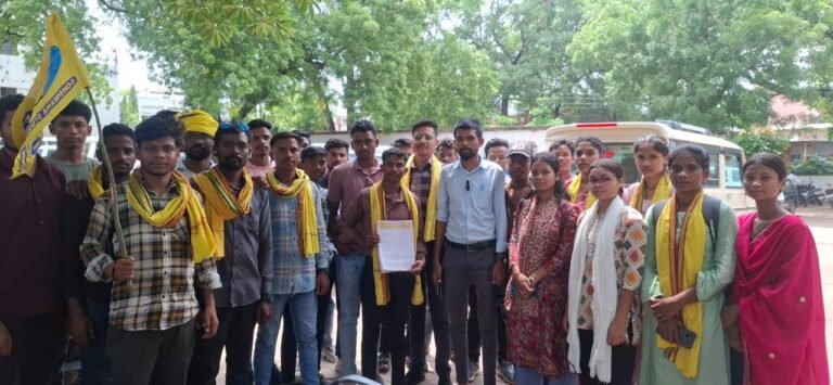 भर्ती में आरक्षण विसंगति, पेपर लीक और छात्रवृत्ति को लेकर भड़का आक्रोश; गोंडवाना स्टूडेंट्स यूनियन ने कलेक्टर को सौंपा ज्ञापन 5b17ffda ac88 40a8 9703 2dc2f11131aa