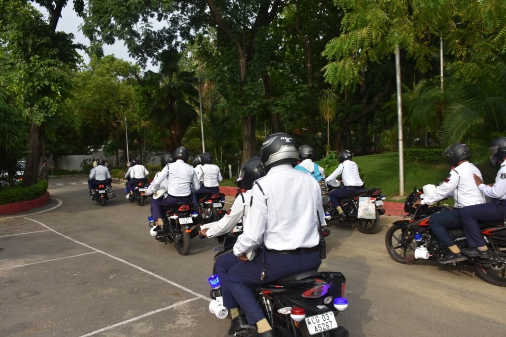 यातायात पुलिस रायपुर: ट्रैफिक जाम से मिलेगी मुक्ति, 10 आधुनिक वाहनों के साथ क्यूआरटी टीम रवाना 2 64f2e014 cdbe 428b 994f ec6607555c7c