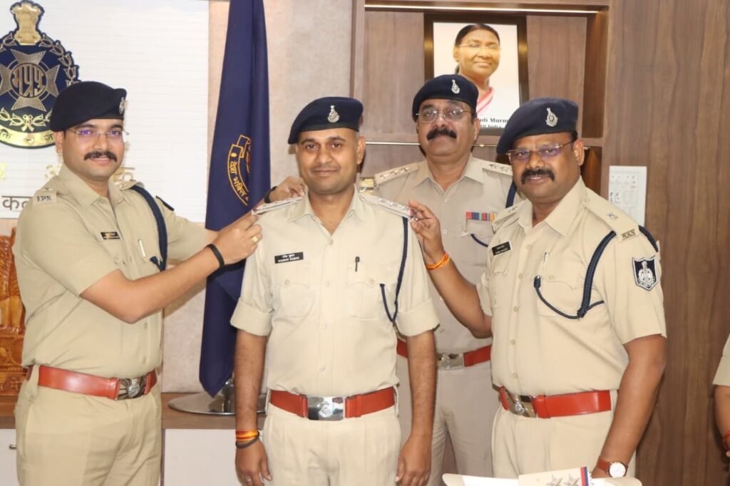 पुलिस अधीक्षक कटनी ने पदोन्नत अधिकारियों के कंधों पर लगाए सितारे 67533444 6cb1 44eb ad37 cb295e6ea19a